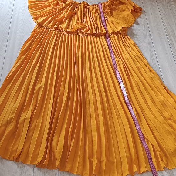 Plus Size Off Shoulder Pleated Dress - Picture 3 of 16